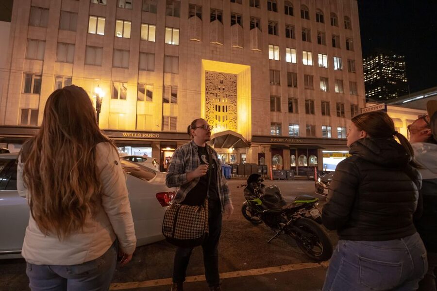 Alexandria Ghosts: Spirits & Spirits Haunted Pub Crawl - How the Pub Crawl Format Changes the Ghost Stories