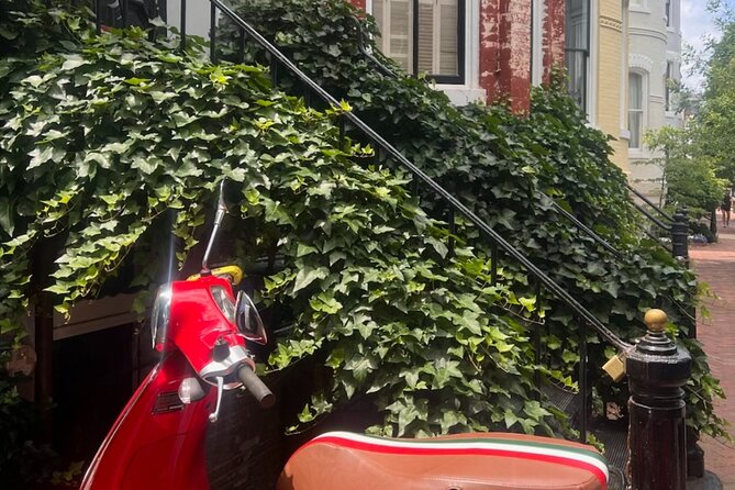 Cobblestones & Croissants: A Morning Food Tour in Georgetown, DC - Stop 3: townhouse stroll—JFK and Ben Bradley street stories