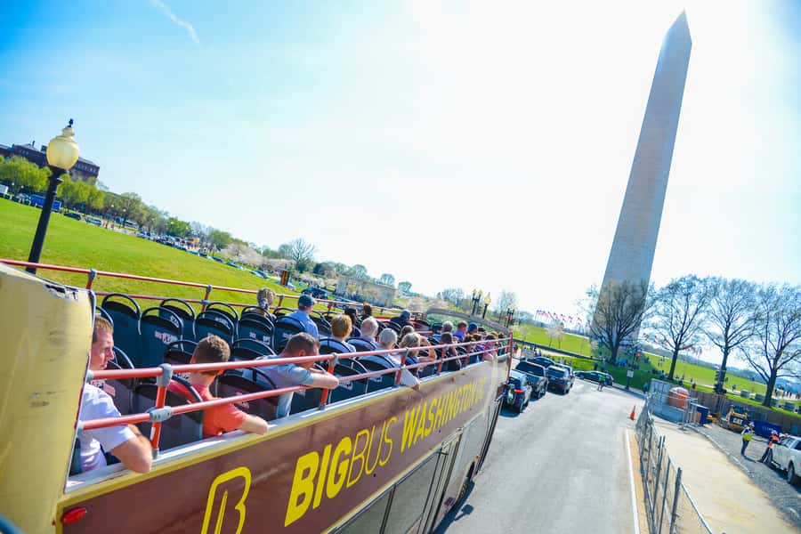 DC: Hop-On Hop-Off with 17 Stops plus Arlington Walking Tour - Using the App and Bus Frequency to Save Your Time