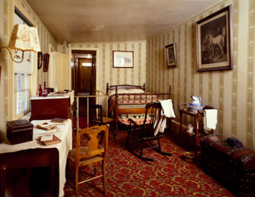 DC: Lincoln Assassination Tour with Ford's Theatre Entry - Where your Lincoln night begins: 400 7th St NW meeting point