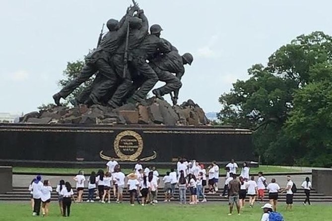 DC Monuments & Memorials Guided Minibus City Tour - Coach etiquette and guide style: how to get the most out of the commentary