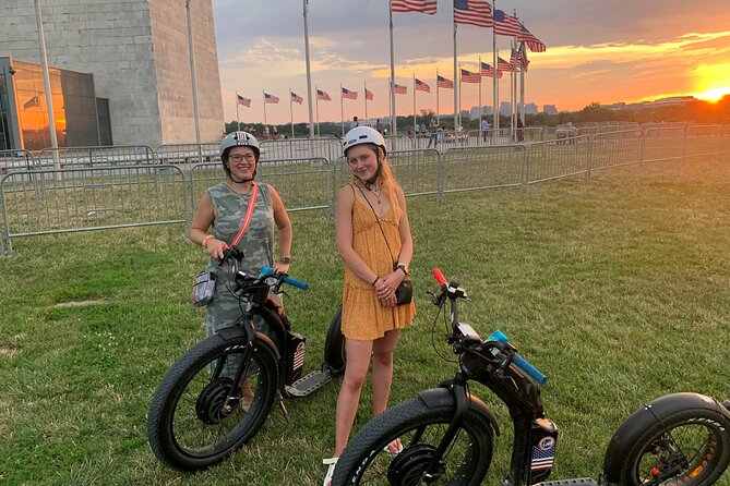 Epic Evening e-Scooter Tour - A 7:00 pm scooter ride: why the monuments look better at night