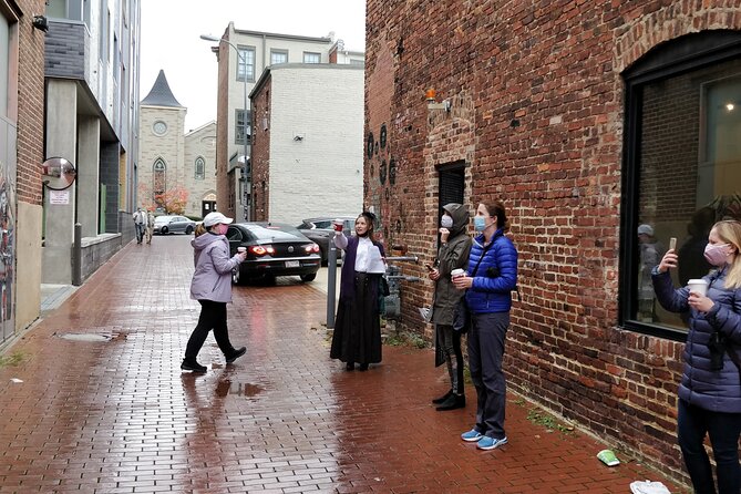 Historic Alleyways Guided Walking Tour of Washington DC - Meeting at 909 M St NW and what 1.5–2 hours feels like