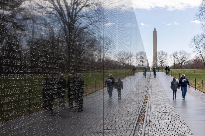 Monuments and Memorials Night Walking Tour - Vietnam Veterans Memorial: The Wall and the Weight of Names