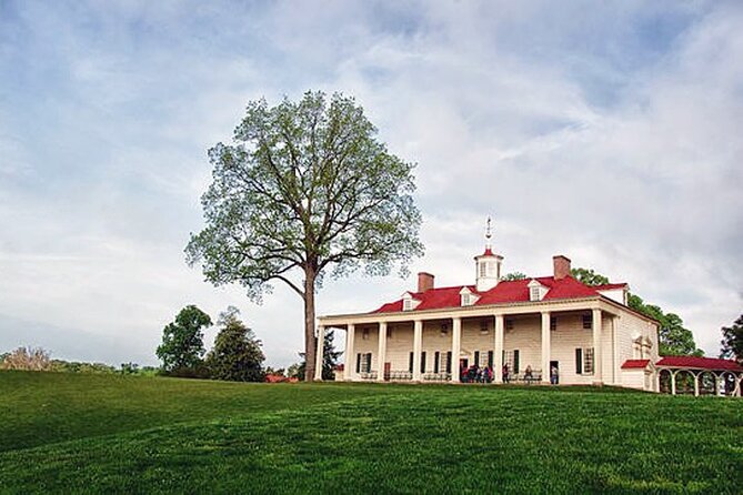 Mount Vernon Guided Estate Tour plus Old Town Alexandria from DC - Meeting at US Navy Memorial Plaza and Getting Oriented Fast