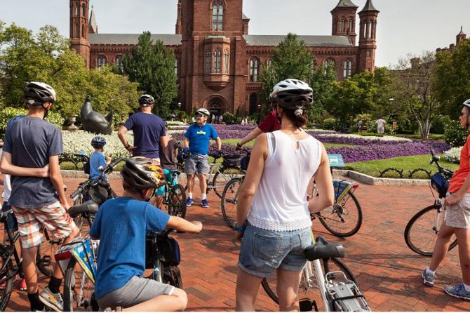 Private Washington DC Monuments Day or Night Bike Tour - White House Viewing: Classic DC Energy, Managed Pace