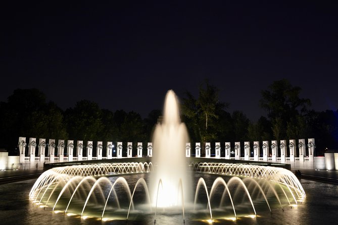 Small Group National Mall Night Tour with 10 Top Attractions - Lincoln Memorial and the White House North Lawn: classic icons, solid photo time