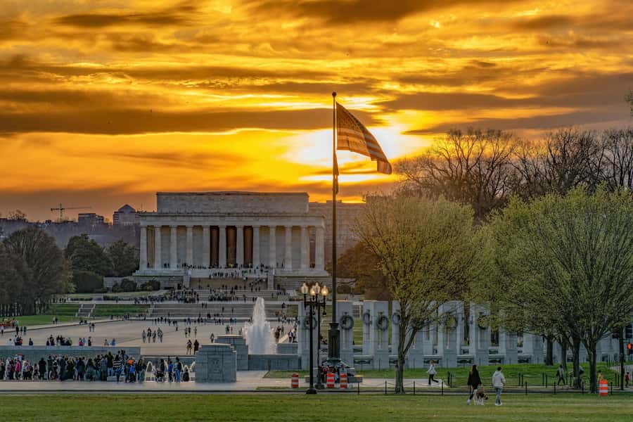 Washington, D.C.: Monuments & Memories History Walking Tour - Passing Freedom Plaza and reaching the World War I Memorial