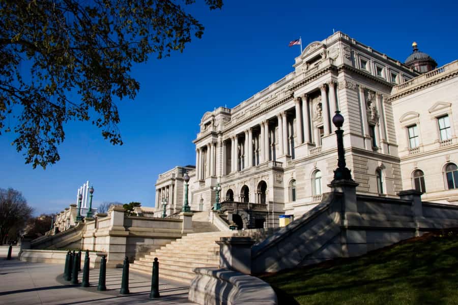 Washington D.C.: The Ghosts of Washington D.C. Walking Tour - Starting under the Supreme Court steps: the tone is set fast