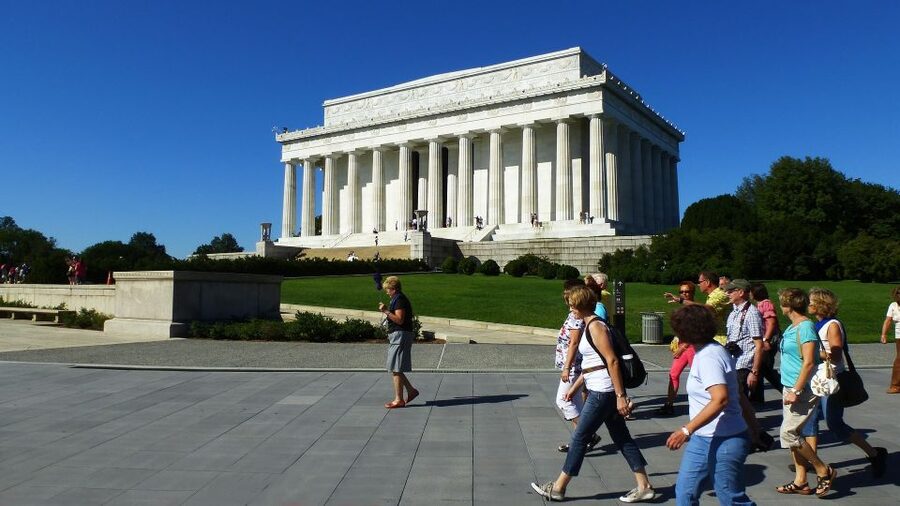 Washington DC: Cherry Blossom Walking Tour - Jefferson Memorial and the built-in path to the blossoms