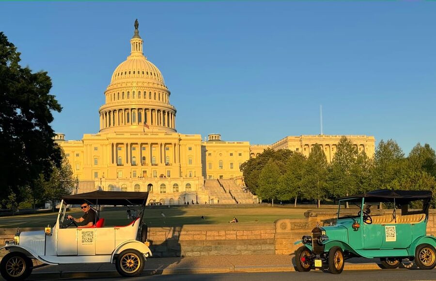 Washington, DC: Day & Night Electric Cart & Vintage Car Tour - Washington Monument and the White House: fast looks at iconic targets