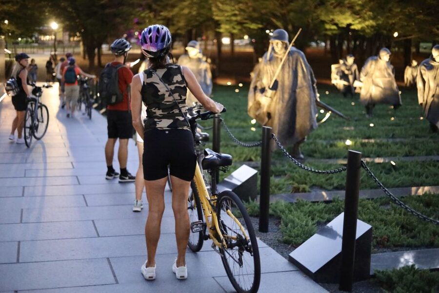 Washington DC: Monuments by Night Bike Tour - Crowds, comfort, and guide energy: the real differentiator