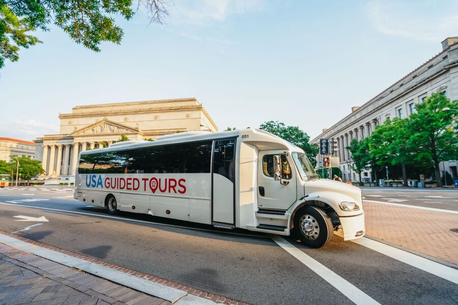 Washington DC: National Mall Night Bus Tour - Martin Luther King Jr. Memorial: guided context in a quieter setting