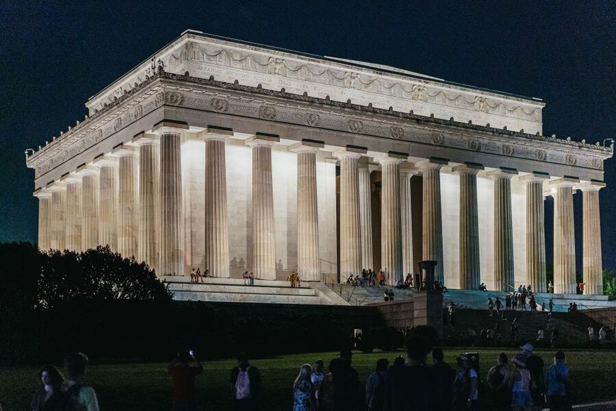 Washington DC: National Mall Night Bus Tour - Stop #1: US Navy Memorial area to the White House lights