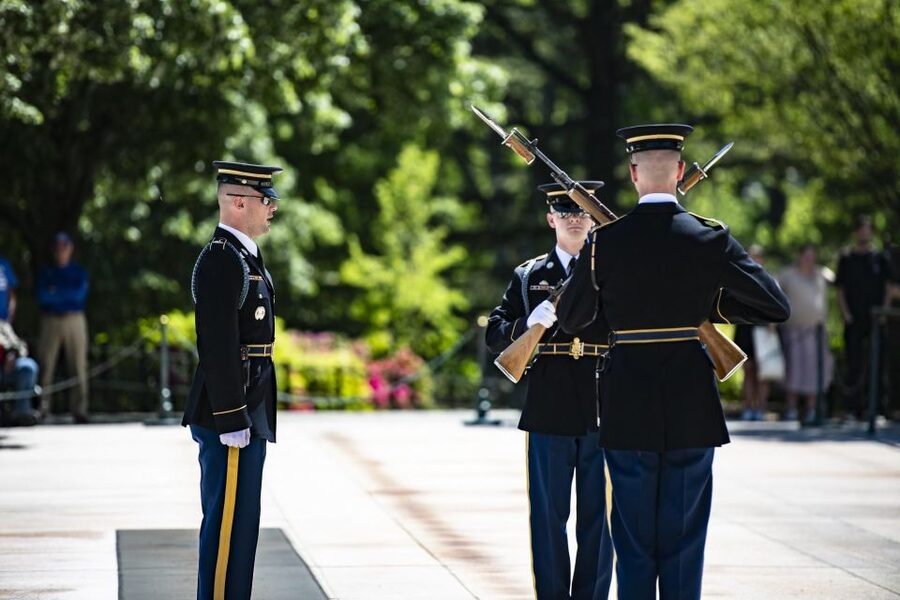 Washington DC: Private Tour with Luxury Vehicle - The Lincoln Memorial area: two war memorials close by
