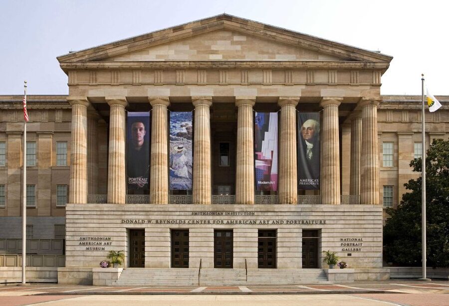 Washington DC: Smithsonian American Art Museum Private Tour - Meeting Your Guide: Blue T-Shirt, Outside the Museum