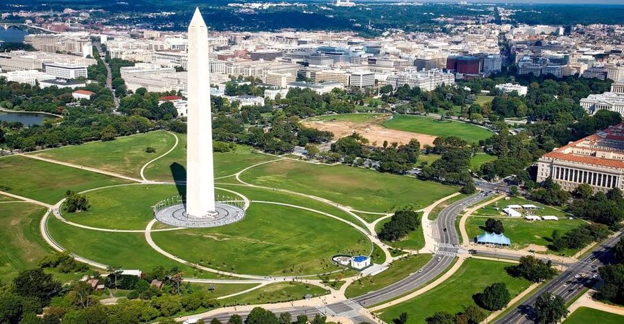 Washington DC: Washington Monument Entry & DC Highlights - The bus tour view: US Capitol and the White House from outside