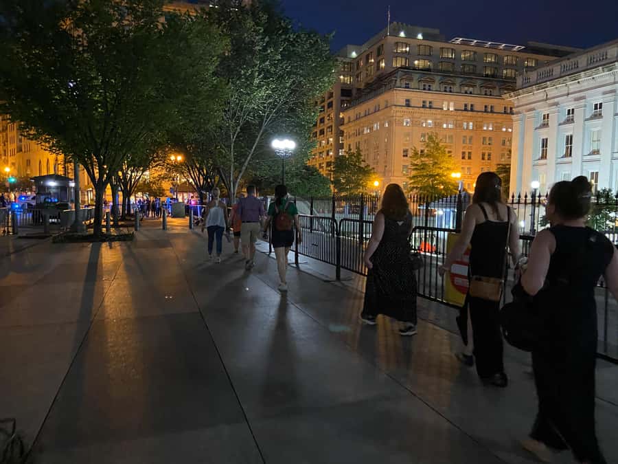 White House at Night: Scandals & Murder Adults Only Tour - The first sights: walking the White House after dark